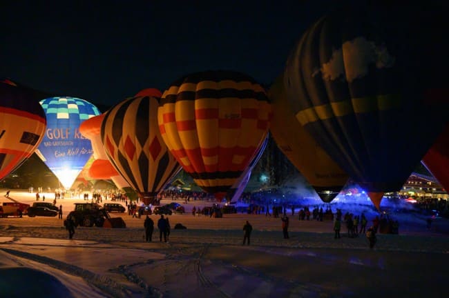 Ballonglühen auf dem Startplatz Hammerwiese in Filzmoos, Ballondorf Österreich