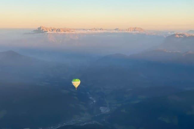 Ballonfahrt in luftigen Höhen im Sommer