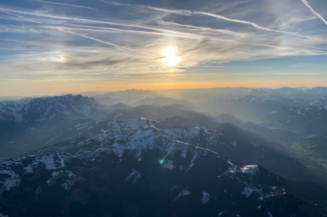 Traumhaft die Wolken, die Sonne und der Sommerhimmel während der Ballonfahrt im Sommer
