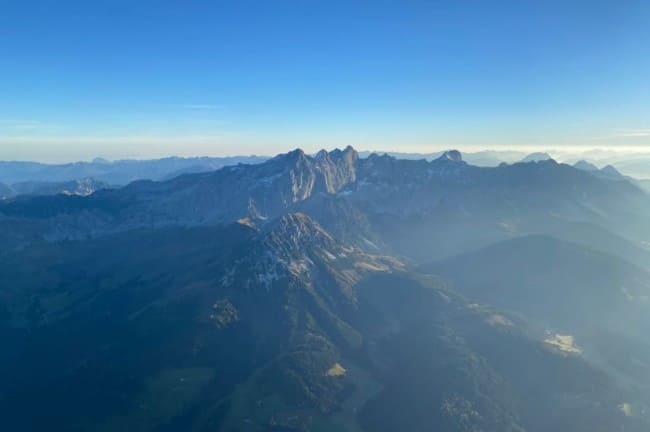 Das Gebirge "erwacht" am Sommermorgen