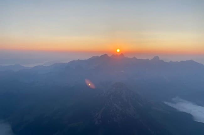 Ballon vor der aufgehenden Sonne
