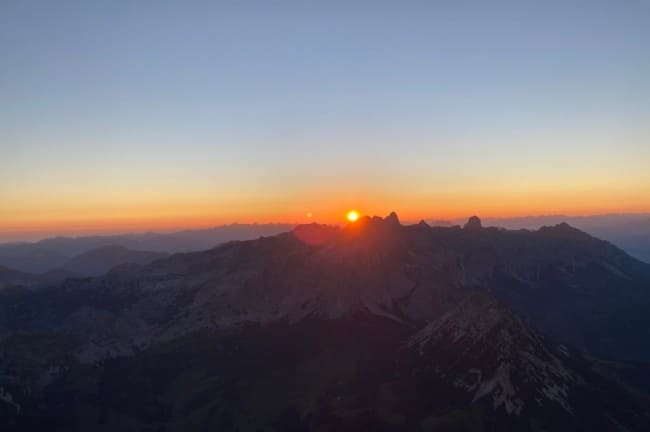 Ballonfahren im Sommer - die Sonne in der Ferne - einfach traumhaft