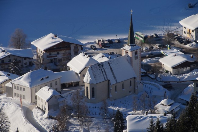 Die Filzmooser Pfarrkirche aus dem Weidenkorb