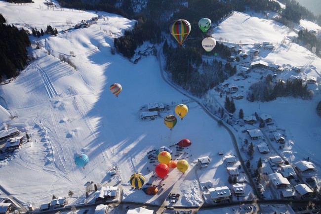 Bunte Kugeln verschönern das Bild unseres kleinen Bergdorfs im Winter