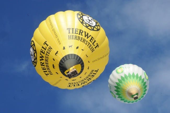 Ballone am Himmel kurz nach dem Start