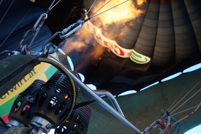 Gas kommt in die Ballonhülle