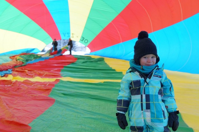 Kinder in der Ballonhülle