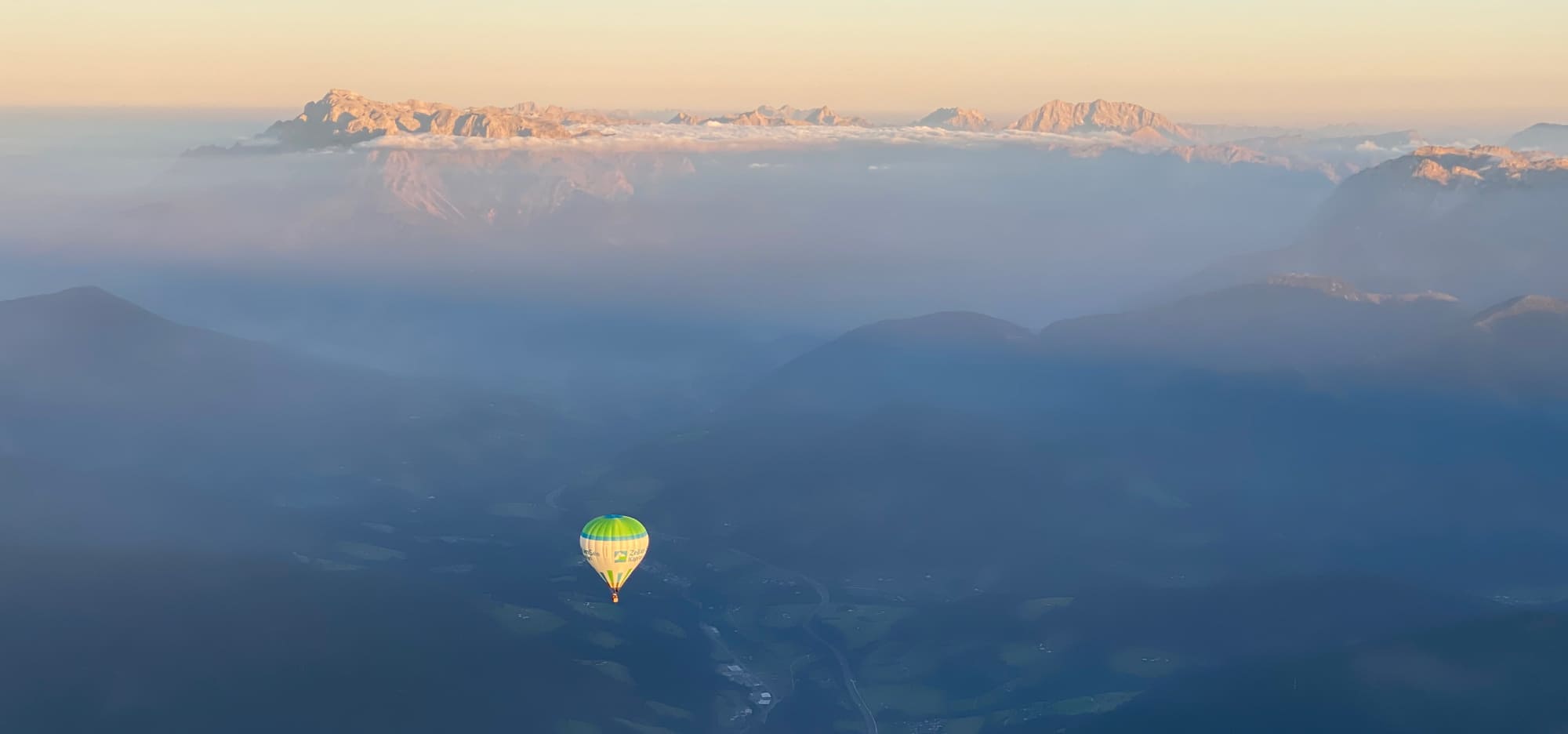 Ballonfahren im Sommer in Filzmoos, Österreich