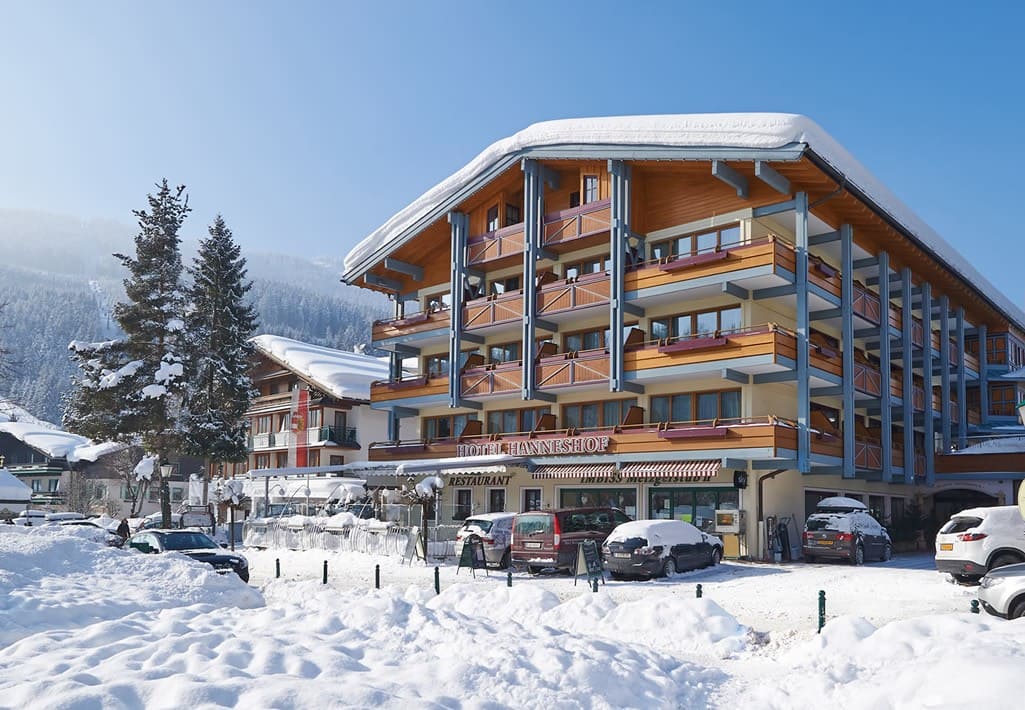 Das Hotel Hanneshof am Dorfplatz im Zentrum von Filzmoos