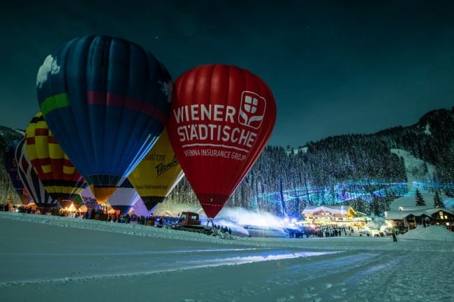 Auf dem Startplatz Hammerwiese werden die Ballons aufgestellt