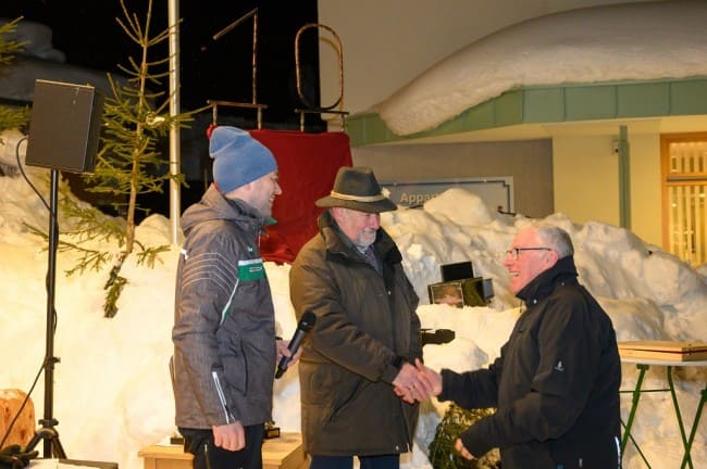 Ehrung der Sieger am Dorfplatz in Filzmoos