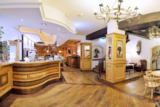 Eingang, Rezeption und Hotelbar im 4-Sterne Hotel Bischofsmütze in Filzmoos
